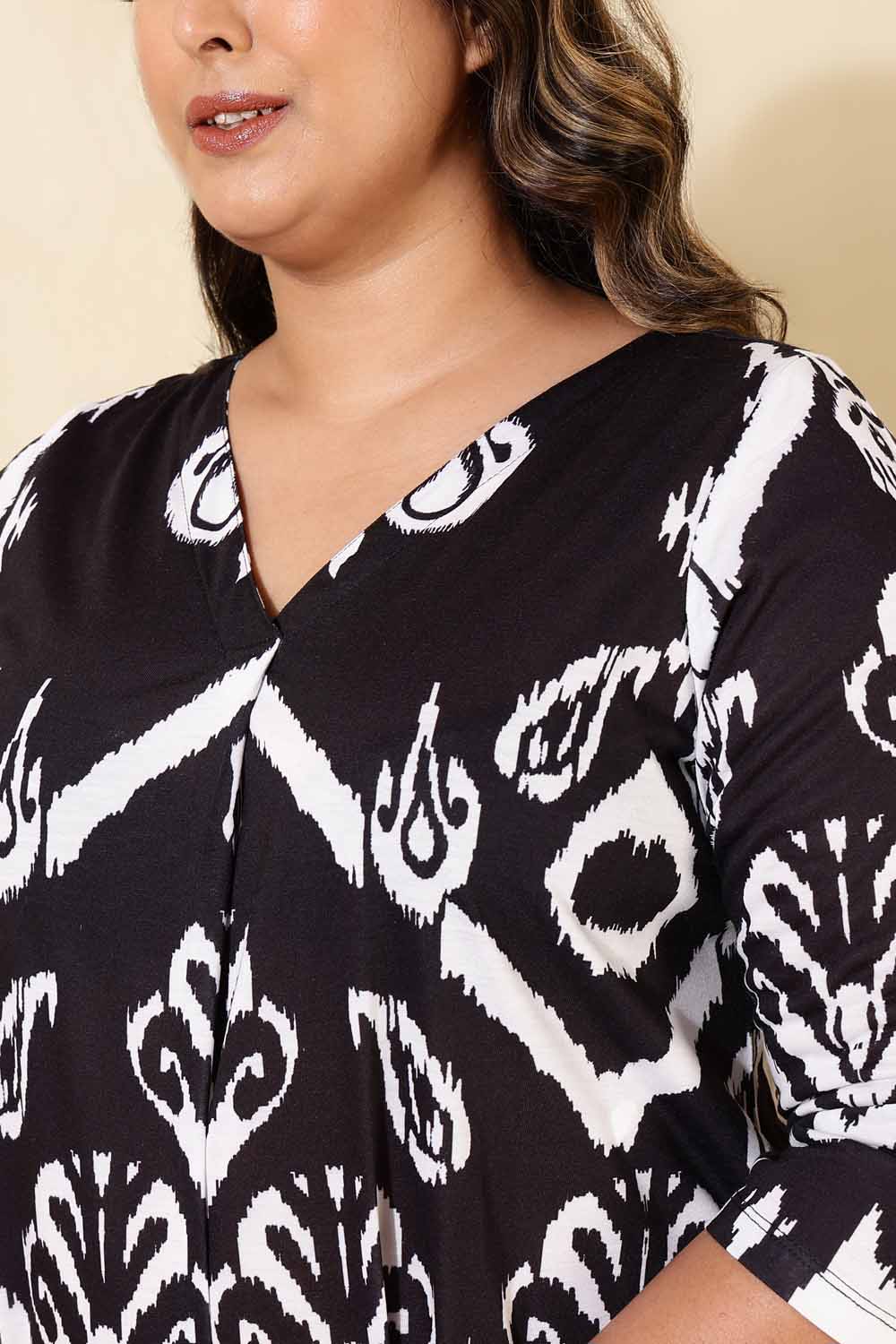 Comfortable Plus Size Black White Print Centre Pleat Top