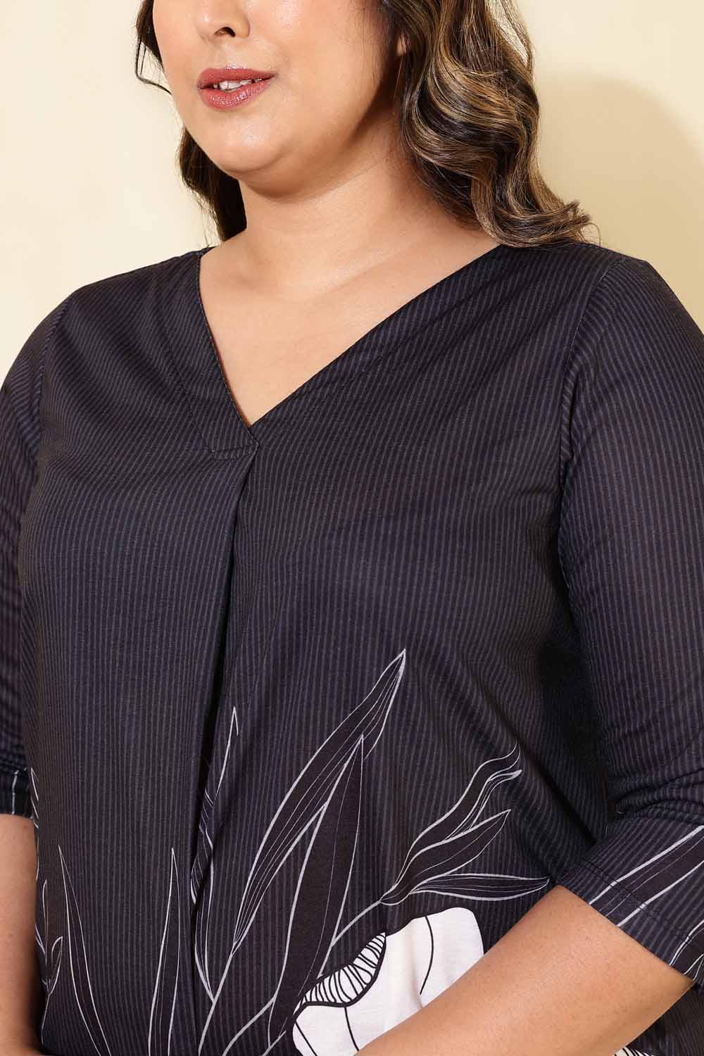 Comfortable Plus Size Black White Floral Print Centre Pleat Top