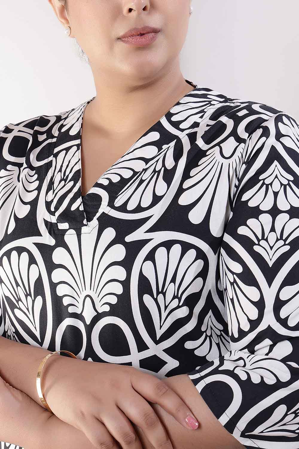 Comfortable Plus Size Black & White Floral Print Cotton Kurta Coord Set