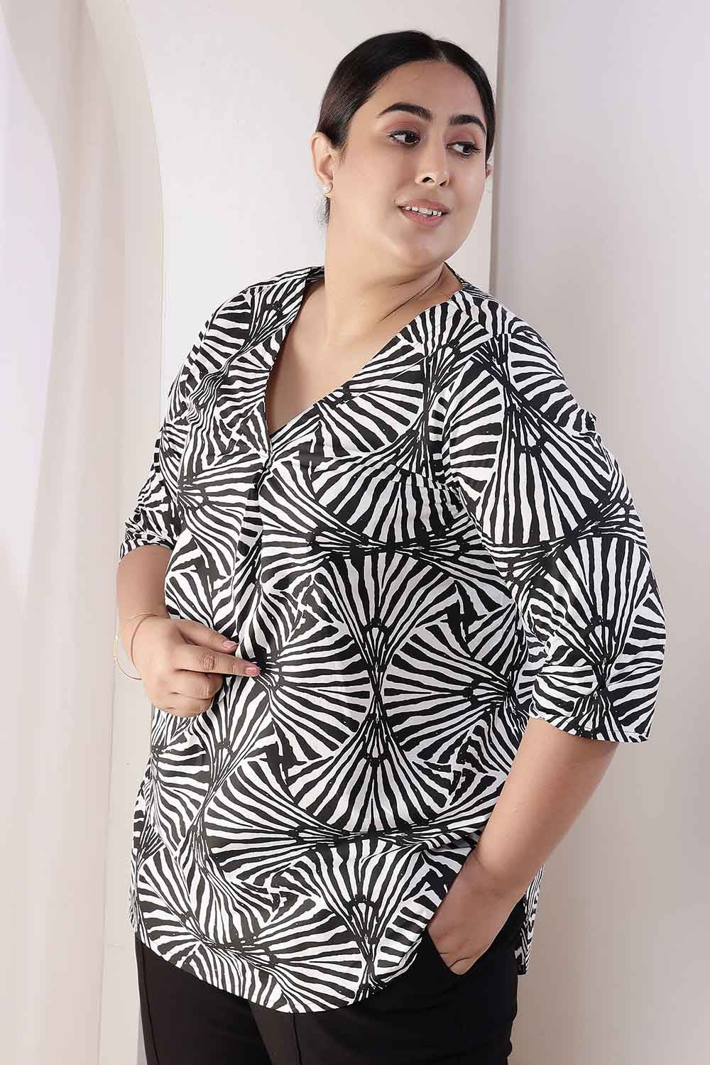 Plus Size Black & White Abstract Print Cotton V-Neck Top