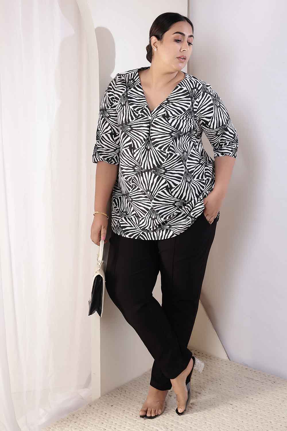 Plus Size Black & White Abstract Print Cotton V-Neck Top