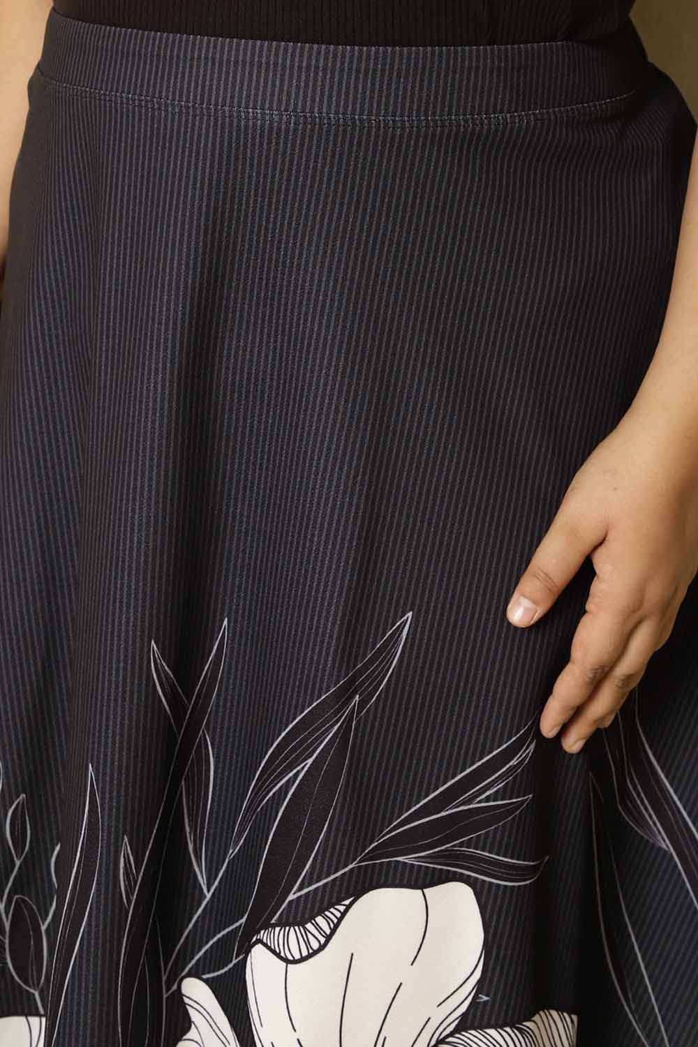 Comfortable Plus Size Black White Floral Midi Skirt