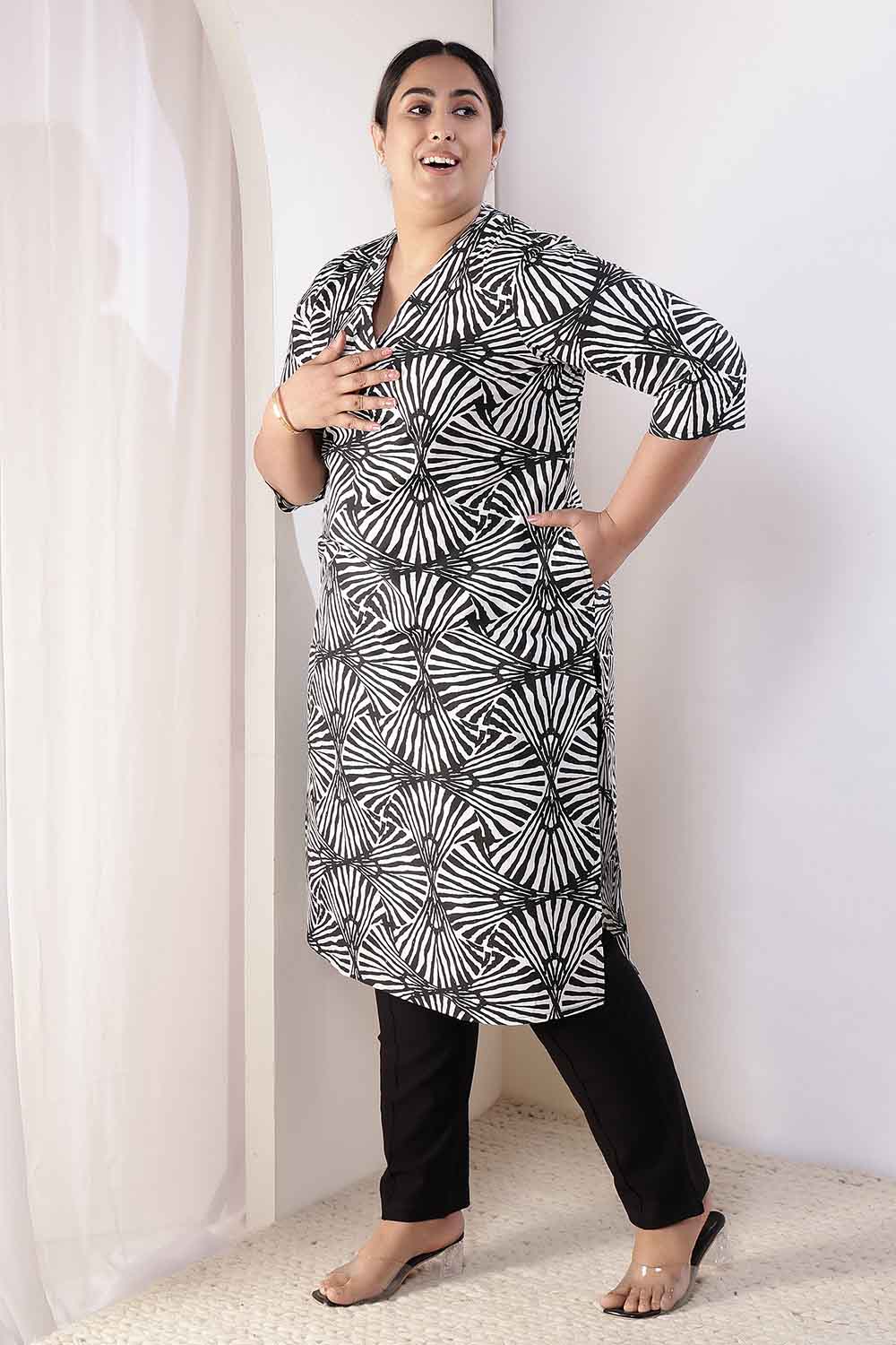 Plus Size Plus Size Black & White Abstract Print V Neck Cotton Kurta