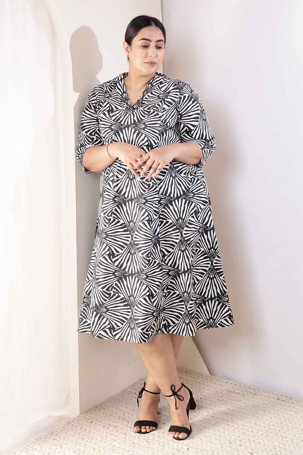 Plus Size Black & White Abstract Print Midi Dress