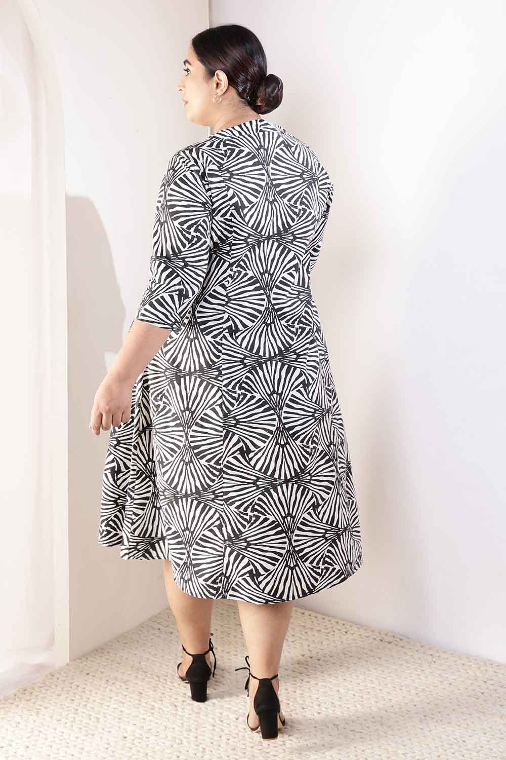 Comfortable Plus Size Black & White Abstract Print Midi Dress