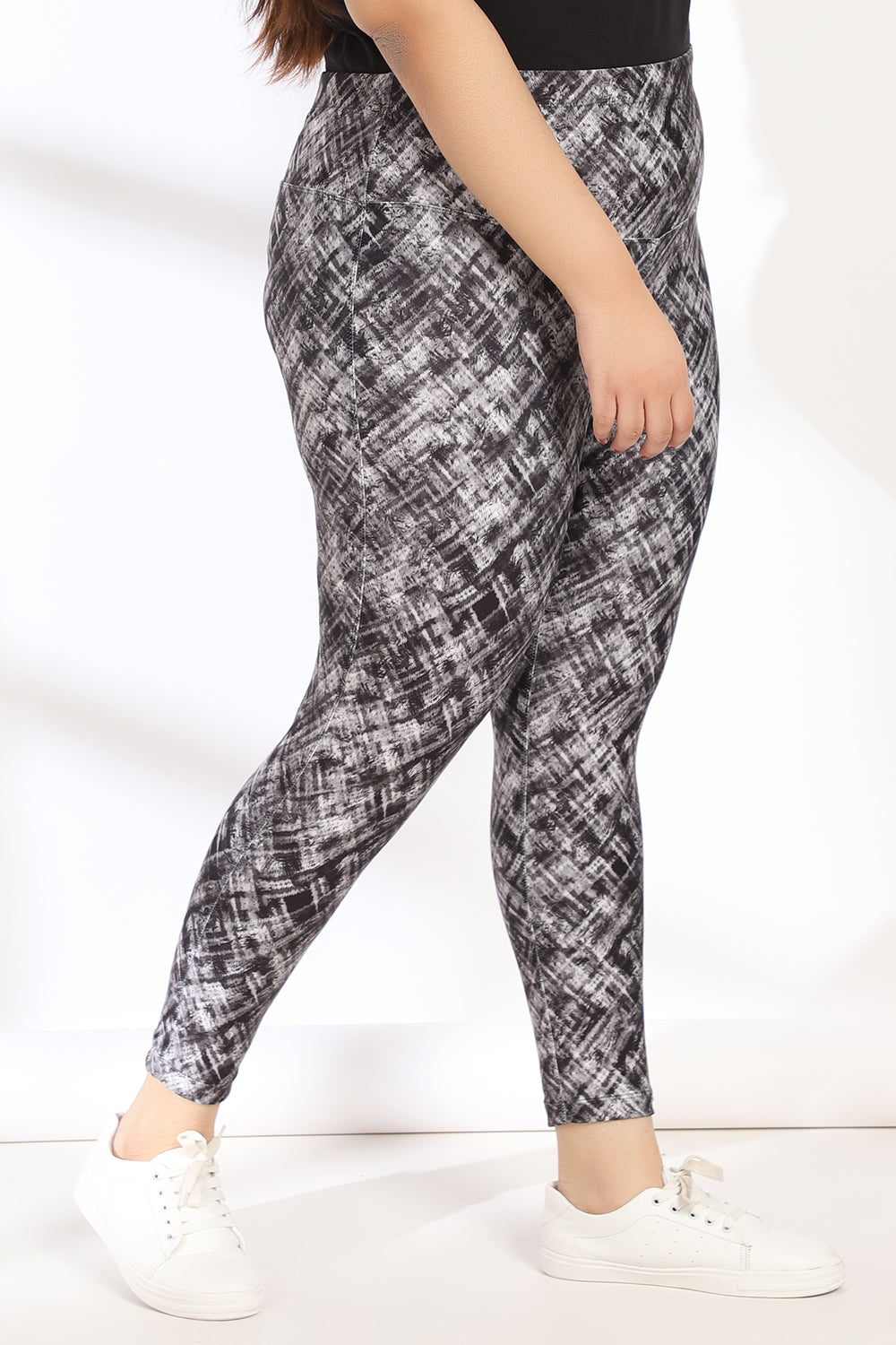 Comfortable Grey Abstract Plaid Tummy Shaper Printed Leggings