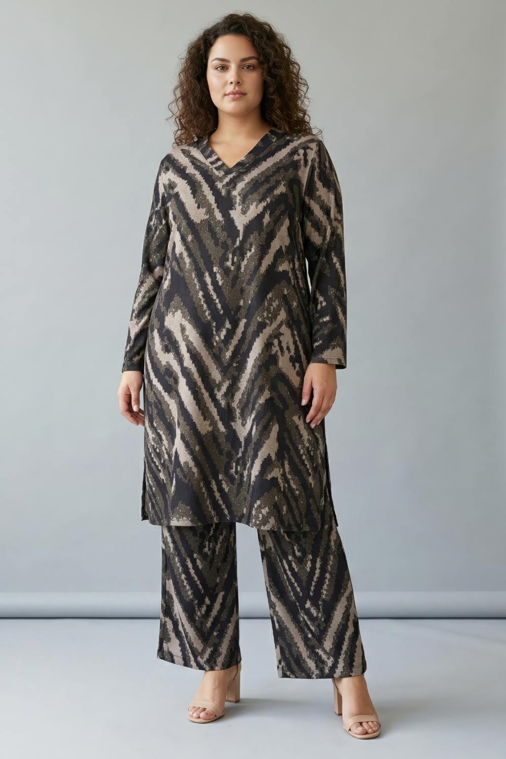 Plus Size Black & Beige Abstract Kurta SnugWeave™ Winter Coord Set