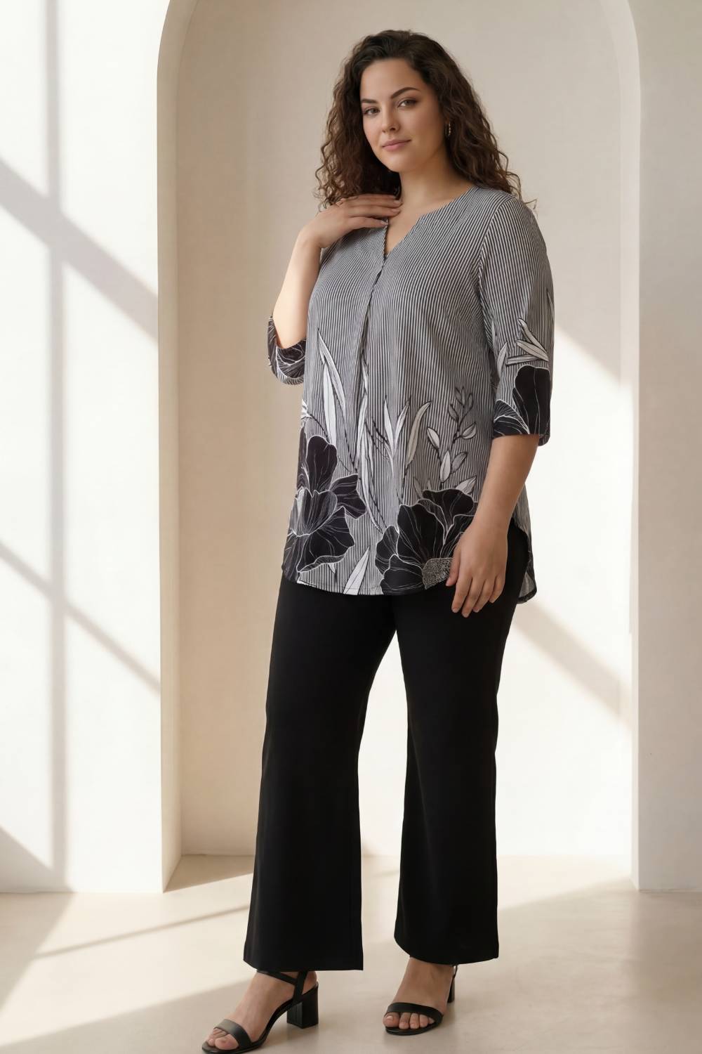 Plus Size Plus Size Black White Monochromatic Floral Print Centre Pleat Top