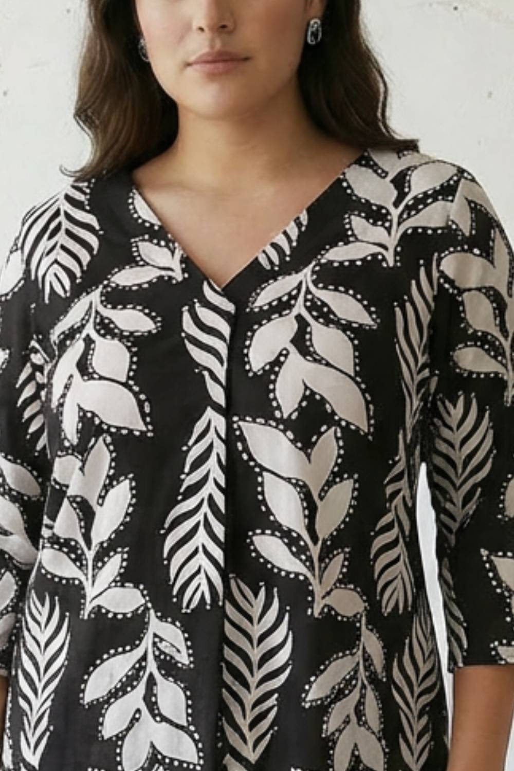 Comfortable Plus Size Black White Leaf Print V Neck  Top