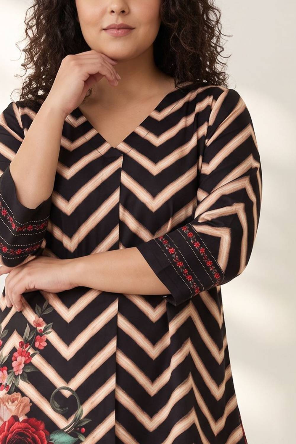 Comfortable Plus Size Black Rose Chevron Print Top