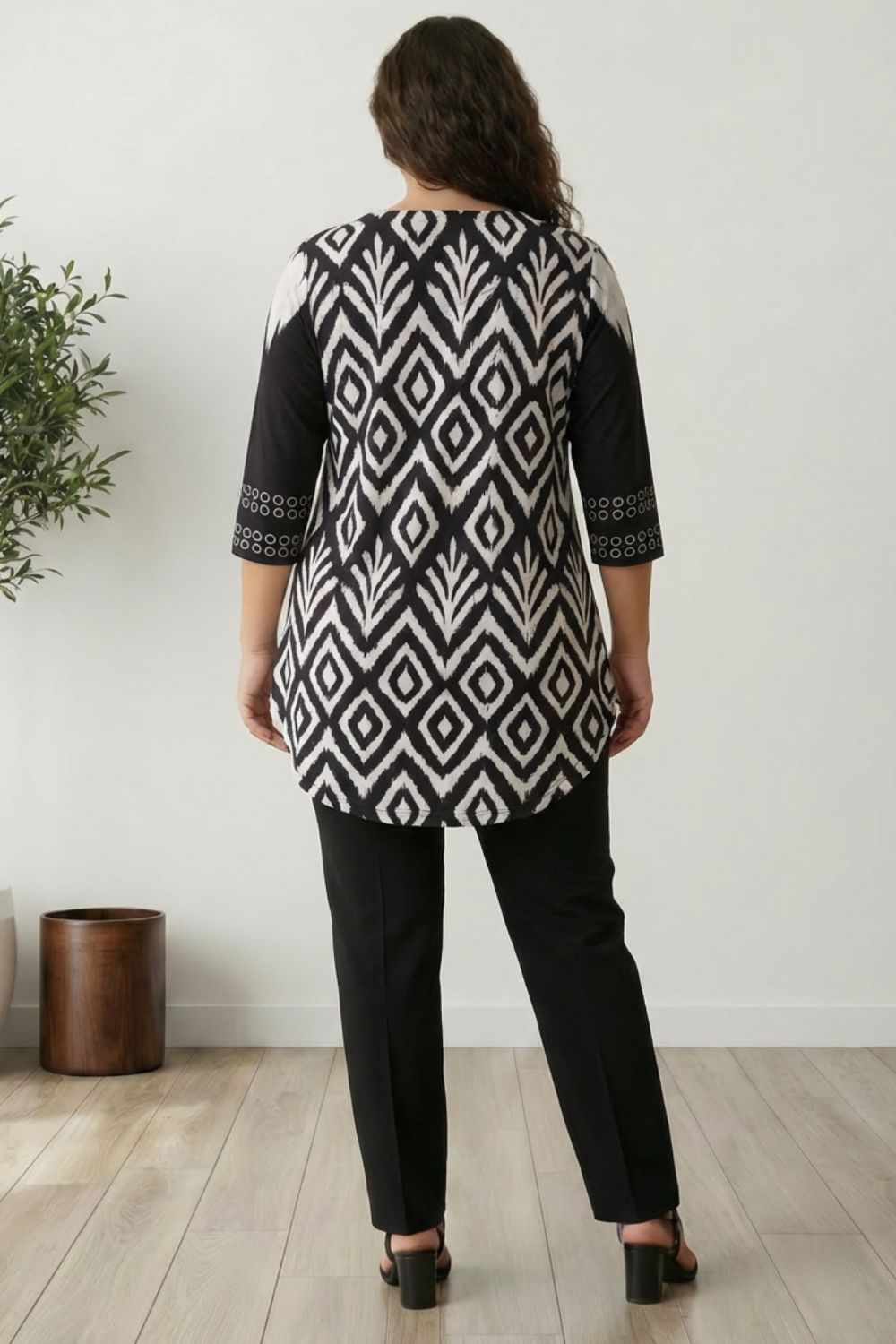 Comfortable Plus Size Black White Geometric Print Top