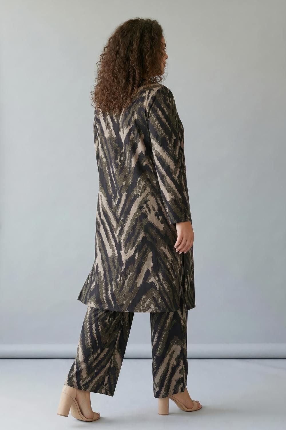 Plus Size Black & Beige Abstract Kurta SnugWeave™ Winter Coord Set for Women