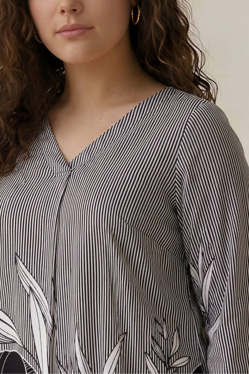 Plus Size Black White Monochromatic Floral Print Centre Pleat Top for Women