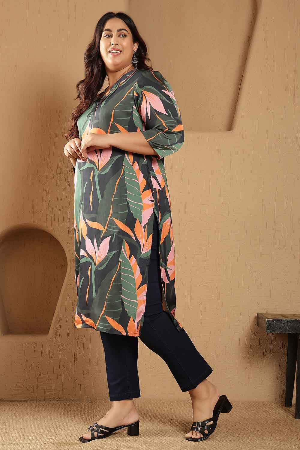 Plus Size Plus Size Black Tropical Leaf Print V-Neck Satin Kurta