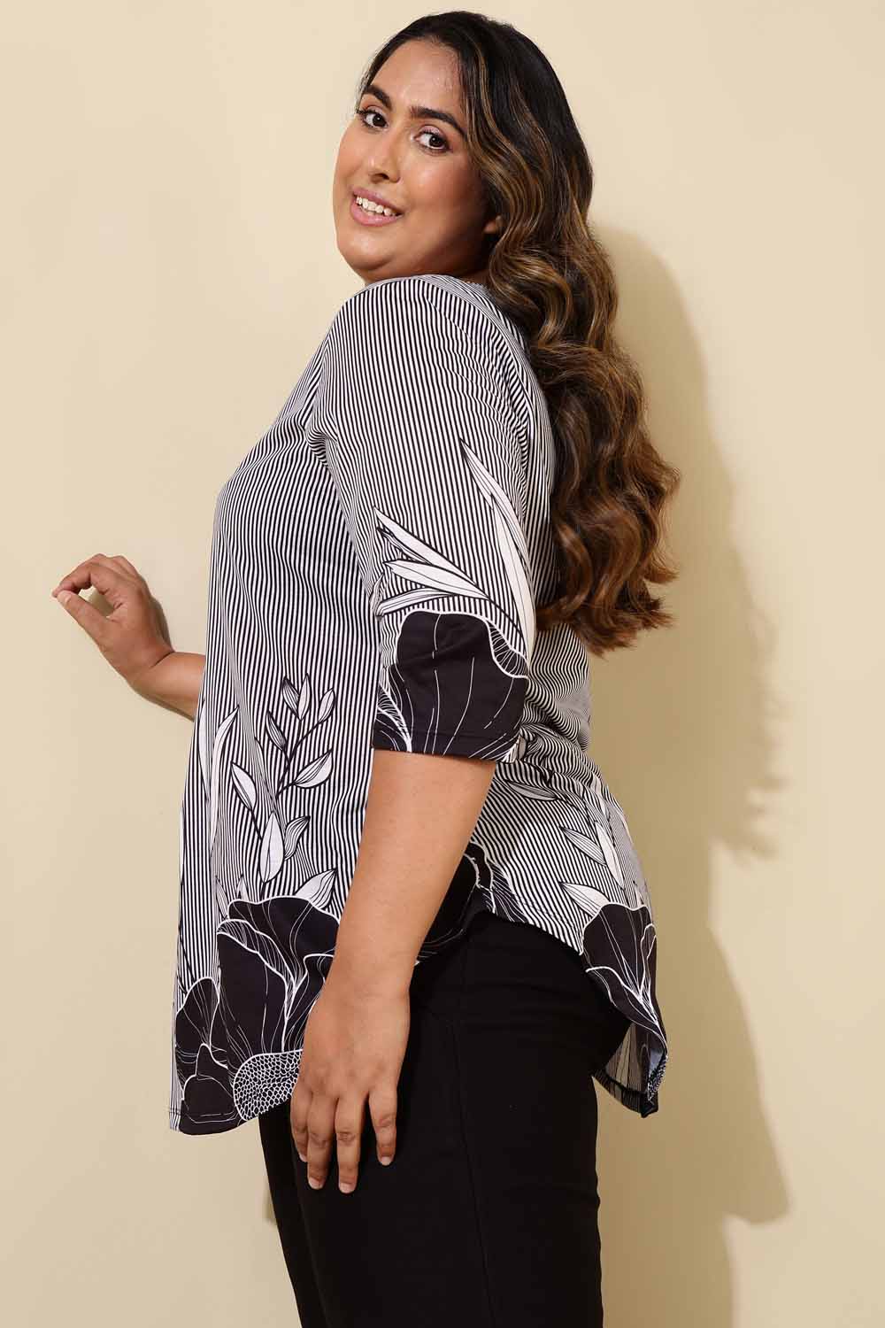 Comfortable Plus Size Black White Monochromatic Floral Print Centre Pleat Top