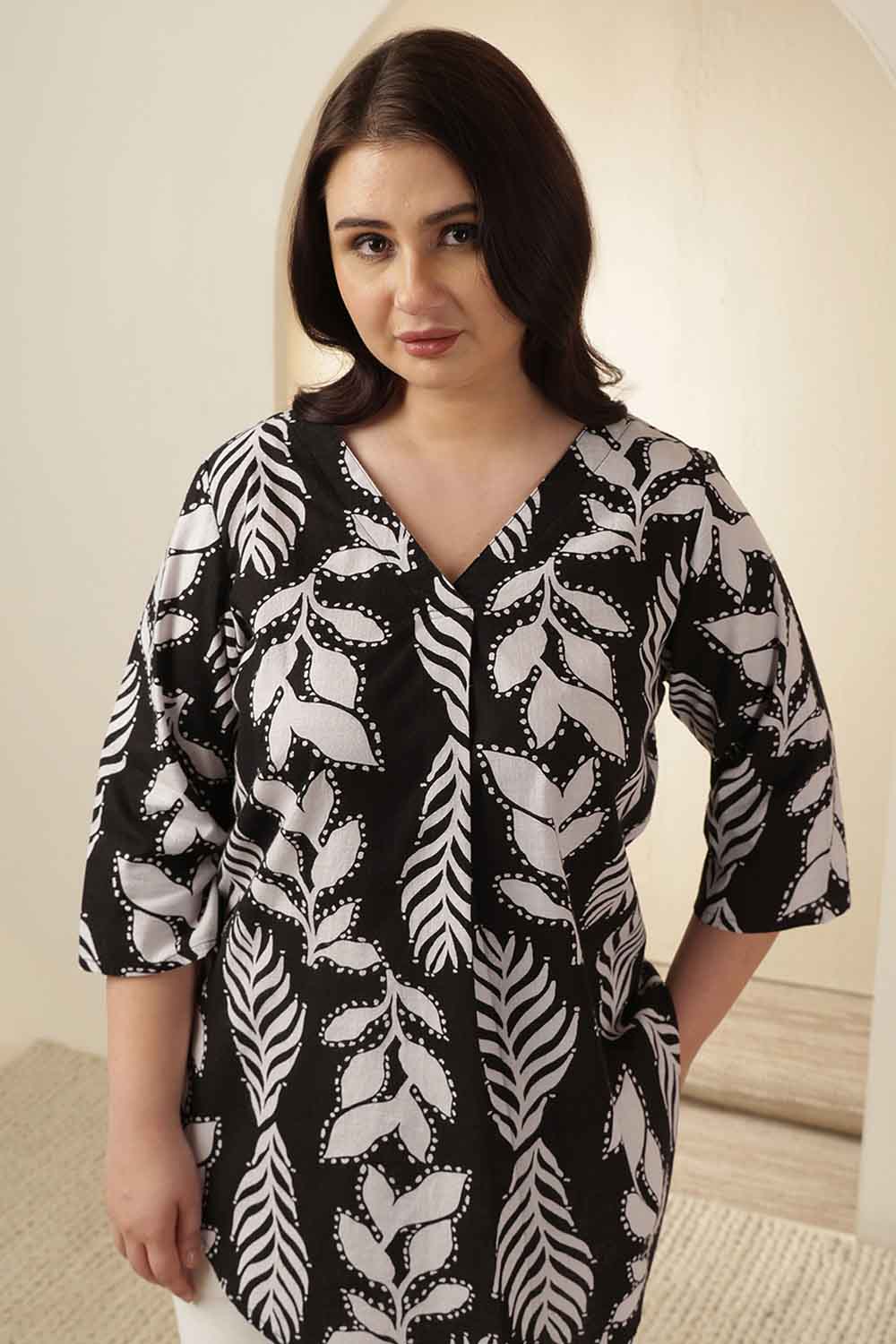 Plus Size Plus Size Black White Leaf Print  V Neck  Top