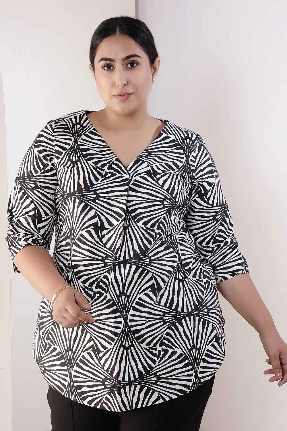 Plus Size Plus Size Black & White Abstract Print Cotton V-Neck Top