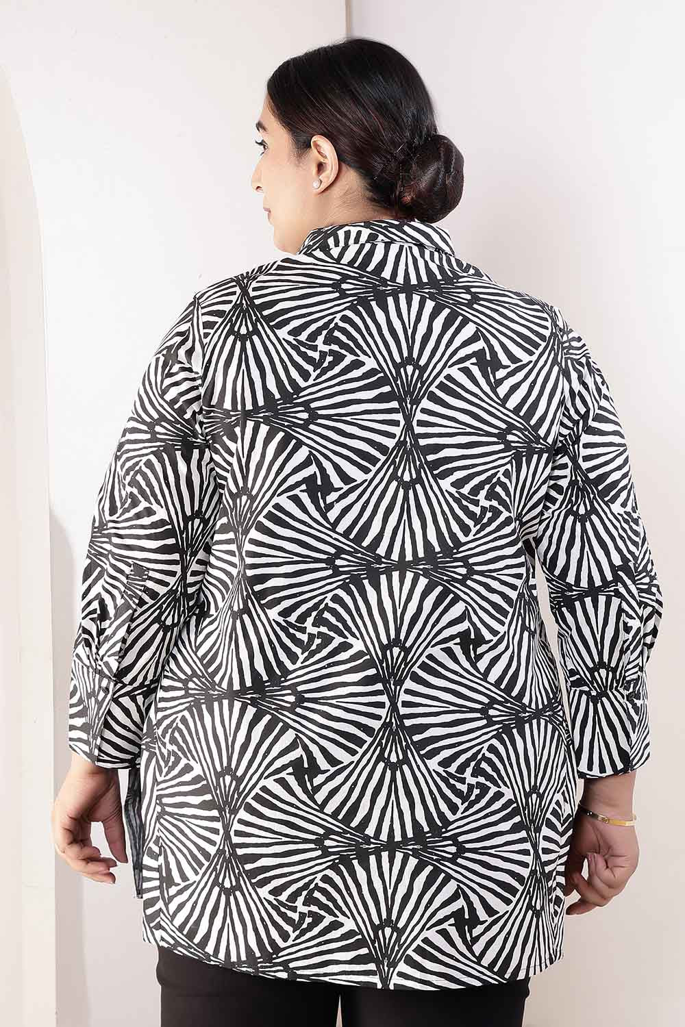 Plus Size Black & White Abstract Print High Slit Styled Cuff Cotton Shirt